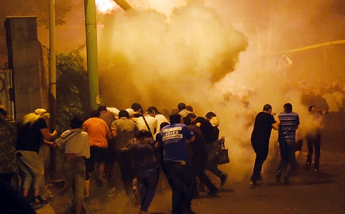 İrəvanda fövqəladə vəziyyət: Avtomatlı polislər növbə çəkir