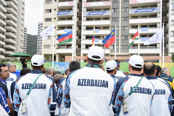 JO: le drapeau azerbaïdjanais hissé dans le Village olympique à Rio