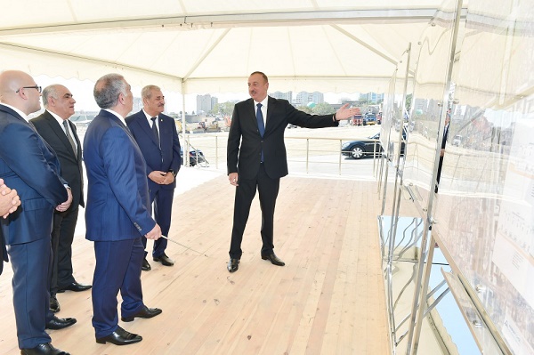 Le président Ilham Aliyev pose la première pierre d’une nouvelle infrastructure routière à Sovetski