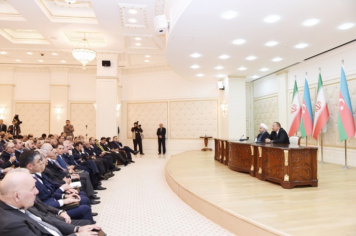 Präsident Ilham Aliyev und Präsident Hassan Rohani treten mit gemeinsamer Presseerklärung auf