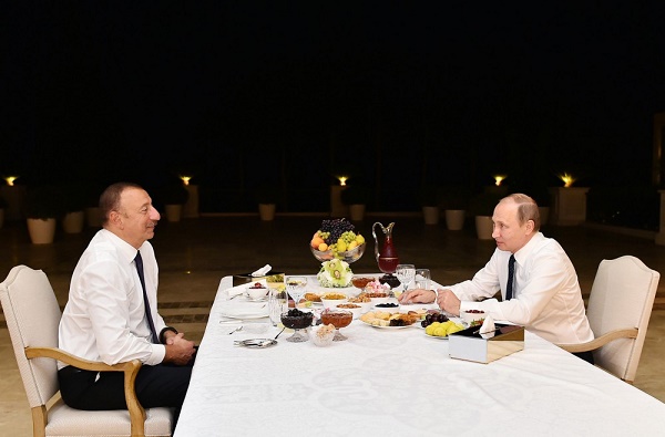 Le président Ilham Aliyev a invité Vladimir Poutine à une table à thé dans sa maison