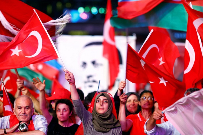 Ankara busca a más de 300 supuestos golpistas huidos