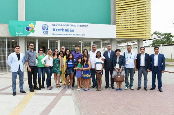 Une délégation azerbaïdjanaise rend visite à une école municipale à Rio