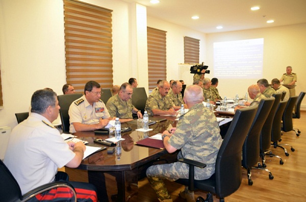 La Marine nationale lance des exercices du commandement et du personnel