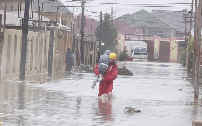 FHN evlərini su basan 42 nəfəri xilas edib - Yenilənib