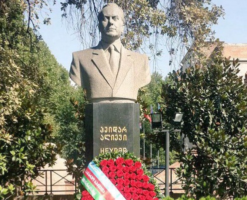 Tbilissi : Elmar Mammadyarov visite le monument du leader national