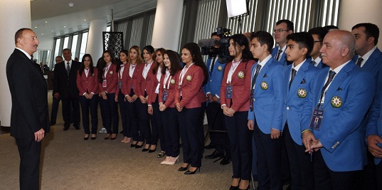 Ilham Aliyev rencontre les joueurs d’échecs azerbaïdjanais participant à l’Olympiade d’échecs de Bakou