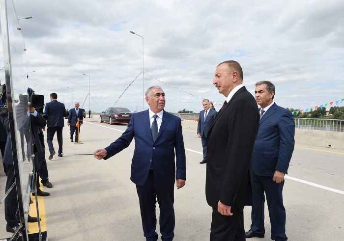 Präsident Ilham Aliyev weiht in Salyan neue Brücke ein-FOTOS