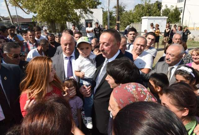 Präsident Ilham Aliyev kommt mit Bewohnern der Stadt Khudat zusammen