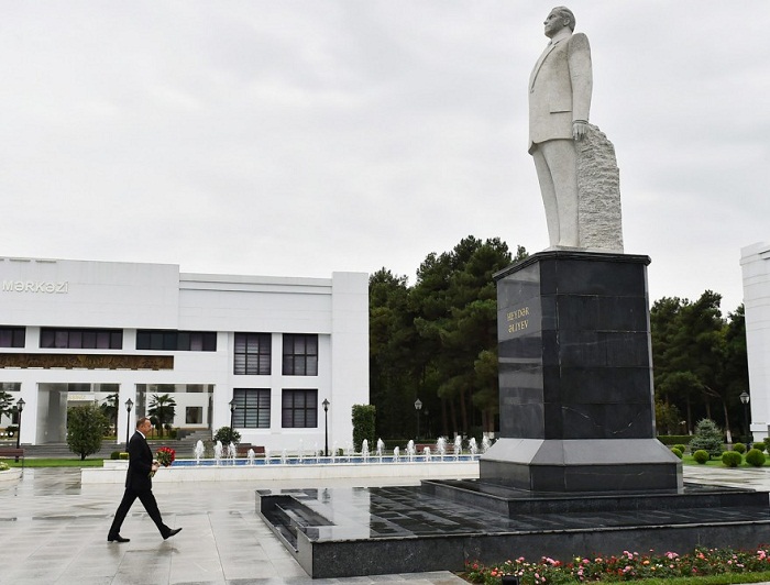 Le président Ilham Aliyev a visité le monument du leader national Heydar Aliyev à Sabirabad