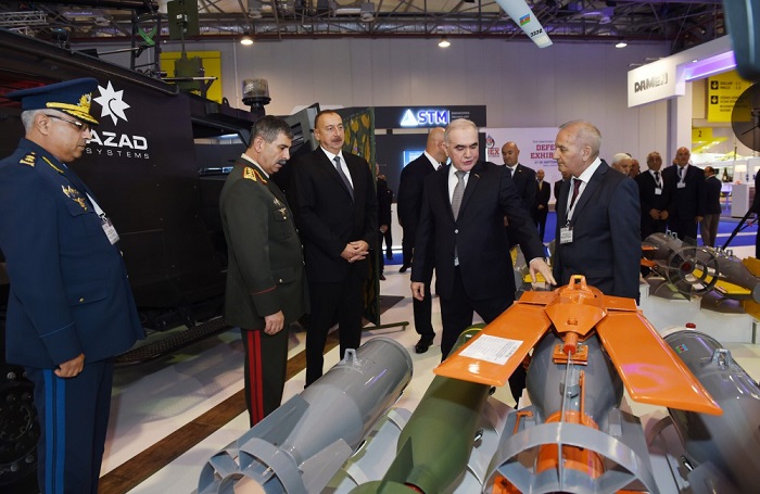 Präsident Ilham Aliyev besucht internationalen Verteidigungsmesse „ADEX 2016“