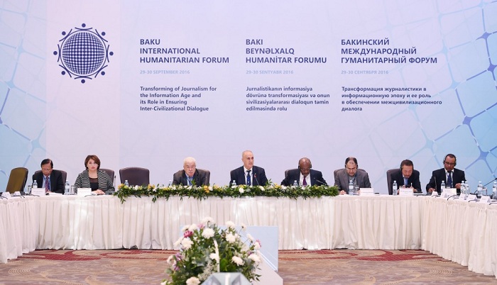 Humanitäres Forum in Baku: Runder Tisch zum Thema „Rolle des Journalismus in der Gewährleistung interkulturellen Dialogs“