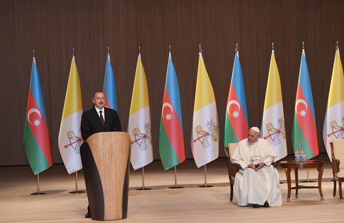 Le président Ilham Aliyev et le pape François sont intervenus devant le public au Centre Heydar Aliyev