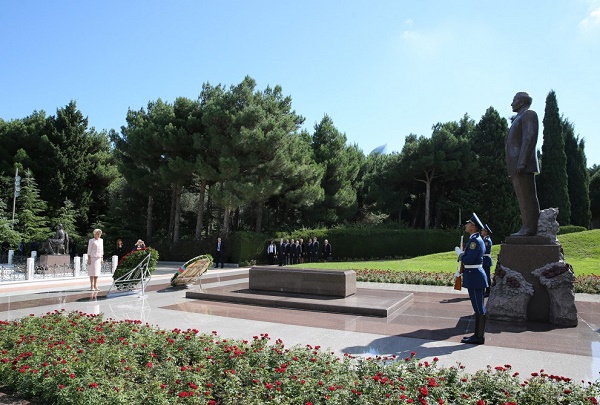 La présidente du parlement letton visite la tombe du leader national Heydar Aliyev et l’Allée des Patriotes