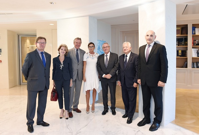 First Lady Mehriban Aliyeva trifft sich mit einer Delegation um Jean-Francois Mancel