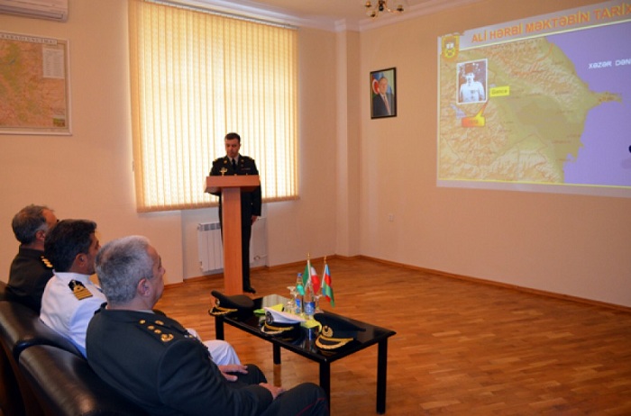 Iranische Delegation besucht Marine-Militärhochschule „Heydar Aliyev“