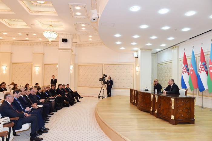 Pressekonferenz des Präsidenten von Aserbaidschan Ilham Aliyev und der Präsidentin Kroatiens Kolinda Grabar-Kitarović
