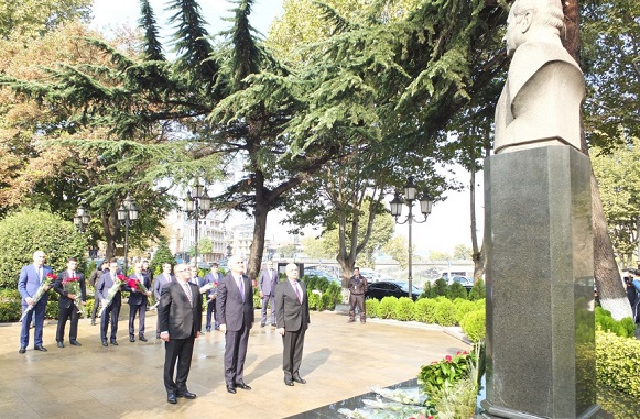 Le ministre azerbaïdjanais de l’Economie visite le monument du leader national à Tbilissi