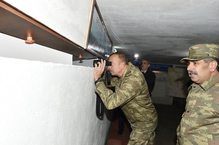 Le chef des armées Ilham Aliyev visite un poste de commandement en première ligne - PHOTOS