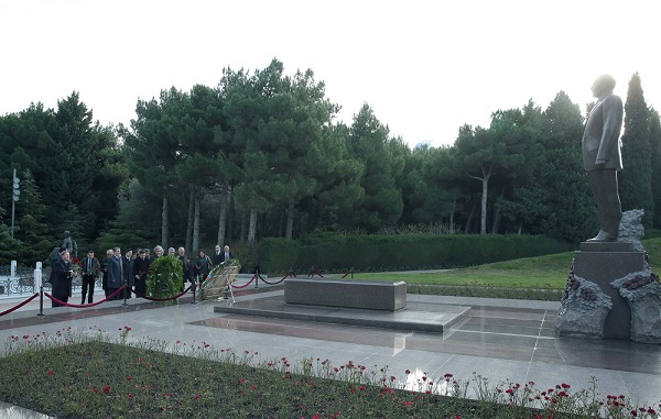 Les participants d’une conférence internationale se recueillent à la mémoire du leader national Heydar Aliyev et des martyrs
