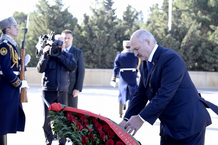 Le président biélorusse Alexandre Loukachenko visite l’Allée d’Honneur - PHOTOS