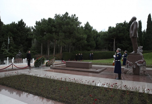 La délégation de Bosnie-Herzégovine visite les allées d’Honneur et des Martyrs