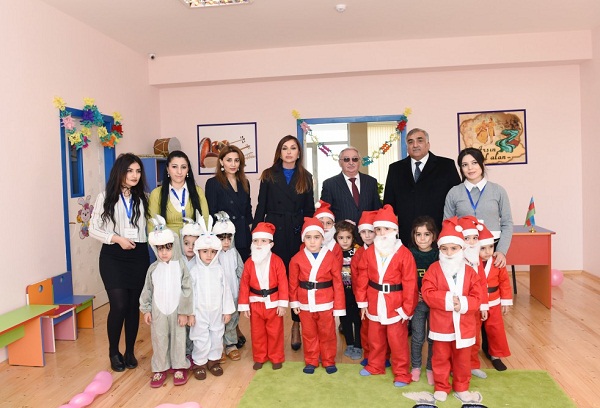 Mehriban Aliyeva visite une nouvelle école maternelle dans le bourg de Biné