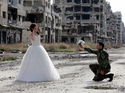 Des Syriens font leurs photos de mariage dans Homs en ruines PHOTOS