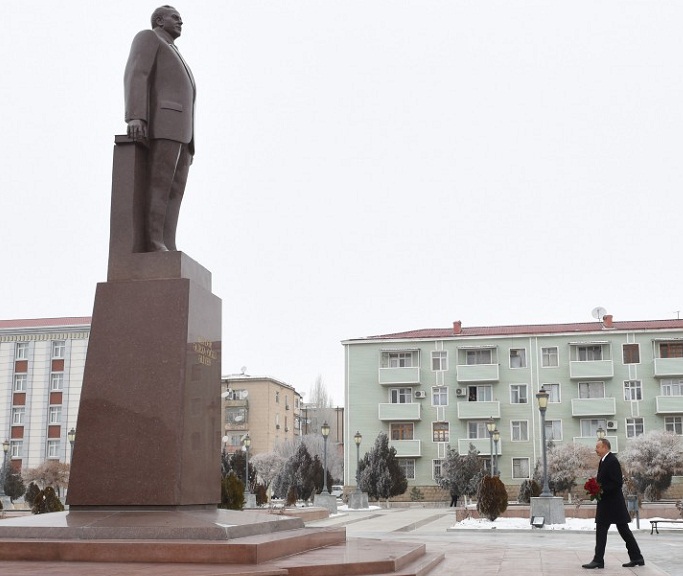 Déplacement au Nakhtchivan: visite du monument à Heydar Aliyev