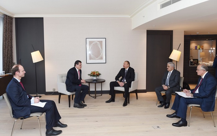 Ilham Aliyev trifft sich mit Vizepräsident der Europäischen Kommission für Energieunion in Davos