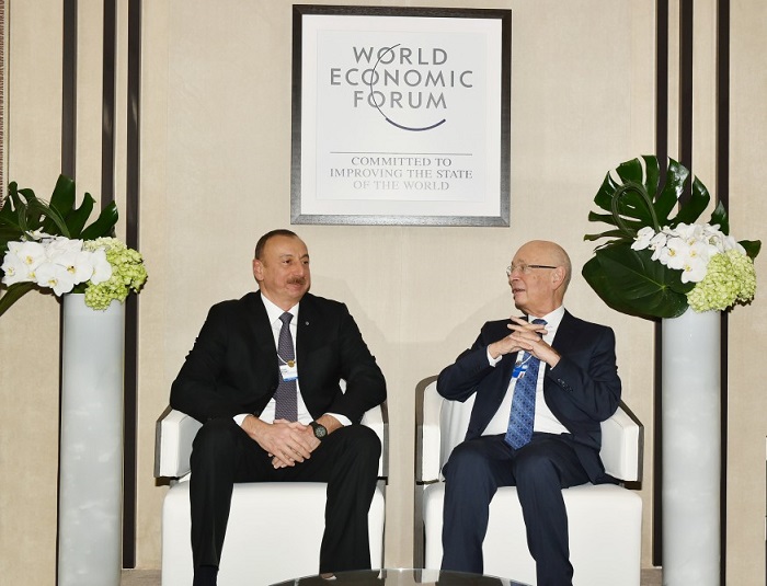 Ilham Aliyev mit WWF-Präsident Klaus Schwab in Davos