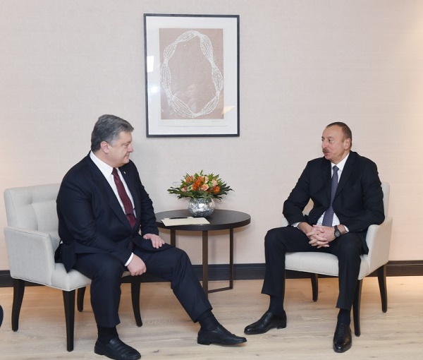 Rencontre du président Ilham Aliyev avec son homologue ukrainien Petro Porochenko