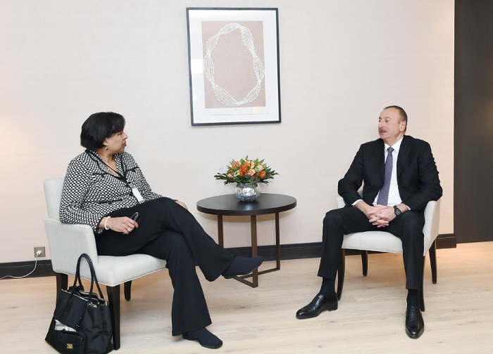 Treffen zwischen Präsident Ilham Aliyev und Vizepräsidentin von Microsoft in Davos