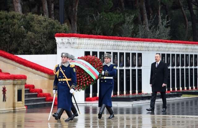 Azerbaijani president, first lady pay tribute to martyrs

