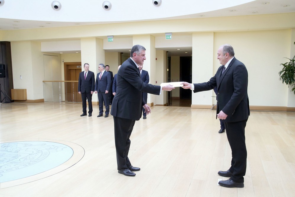 Botschafter Aserbaidschans überreicht an Georgiens Präsident sein Beglaubigungsschreiben