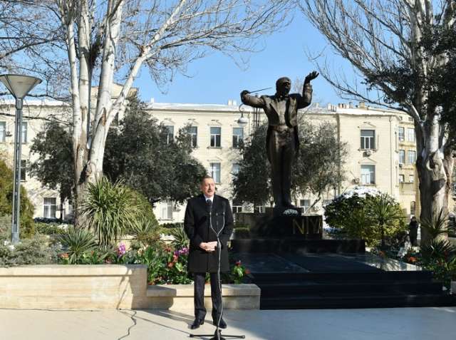 Präsident Ilham Aliyev enthüllt Denkmal von Maestro Niyazi