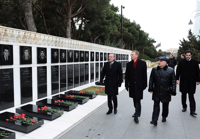 Le chef de la diplomatie lettone visite les allées d’Honneur et des Martyrs