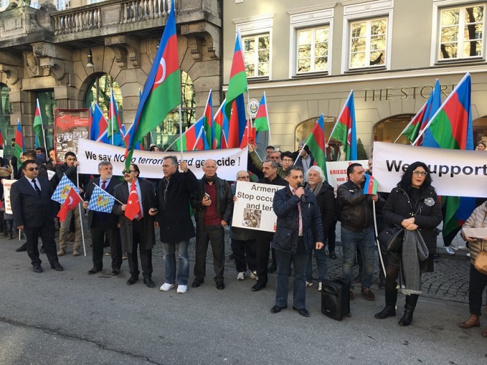 Protest in München: Aserbaidschaner in Europa sind gegen armenische Aggression