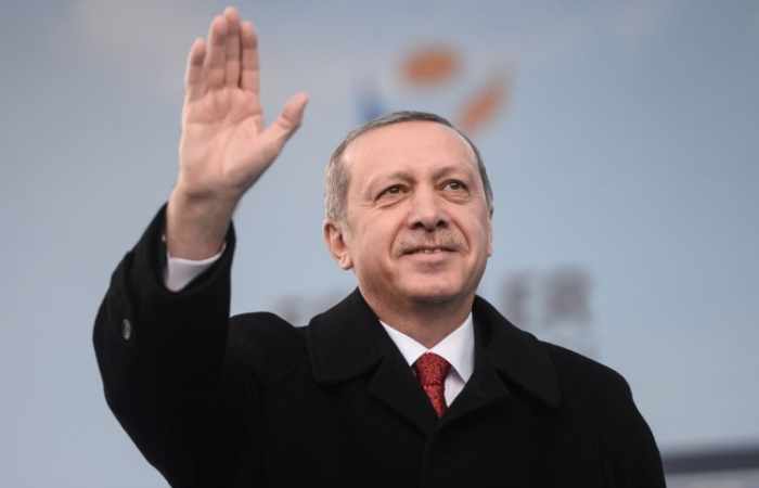 Référendum en Turquie: Erdogan félicite les partis engagés pour le OUI