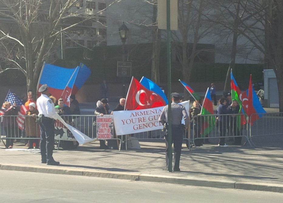 Un rassemblement à l’occasion du génocide de Khodjaly devant la représentation permanente de l’Arménie auprès de l’ONU