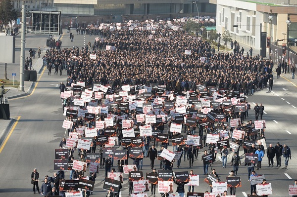 Am Gedenkaufmarsch anlässlich des 25. Jahrestages des Völkermords von Chodschali nahmen mehr als 40 Tausend Menschen teil