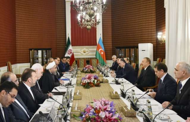 Entretien des présidents azerbaïdjanais et iranien élargi aux délégations