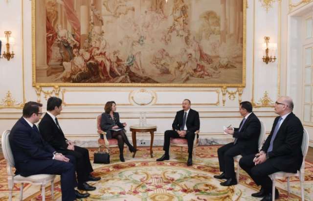 Treffen von Aserbaidschans Präsident Ilham Aliyev mit stellvertretender CEO von SUEZ