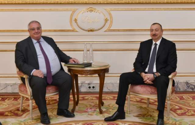 Treffen von Aserbaidschans Präsident Ilham Aliyev mit CEO des Industrieunternehmens DCNS