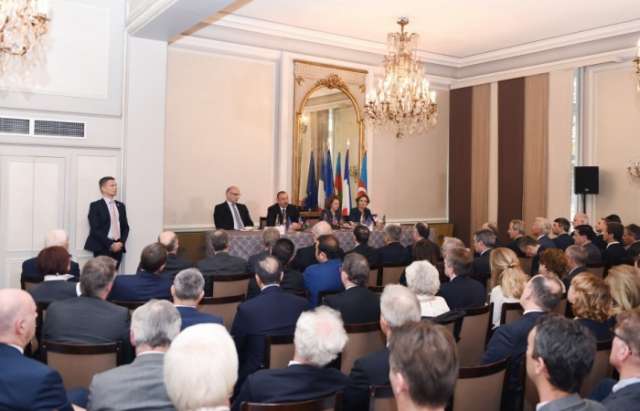 Paris : le président Ilham Aliyev rencontre les membres du conseil d’affaires du MEDEF