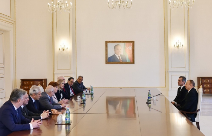 Le président Ilham Aliyev a reçu les membres du Centre international Nizami Gandjavi