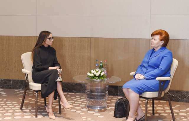 La première vice-présidente azerbaïdjanaise Mehriban Aliyeva rencontre l’ancienne présidente lettone Vaira Vike-Freiberga