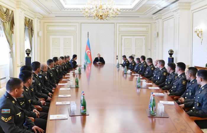 Le président azerbaïdjanais rencontre un groupe de militaires à la veille de l’anniversaire des hostilités d’avril
