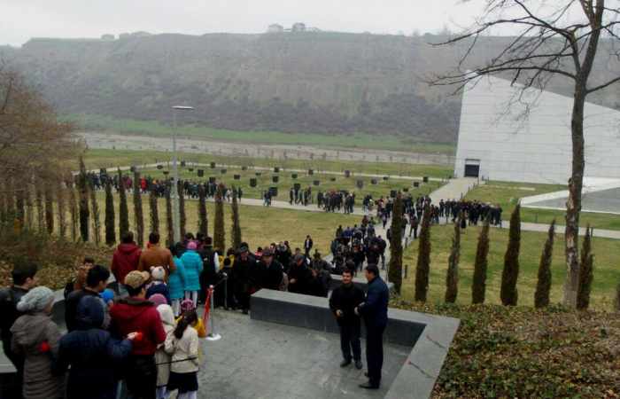 Tausende von Menschen besuchen die Gedenkstätte für die Opfer des Völkermords von Guba