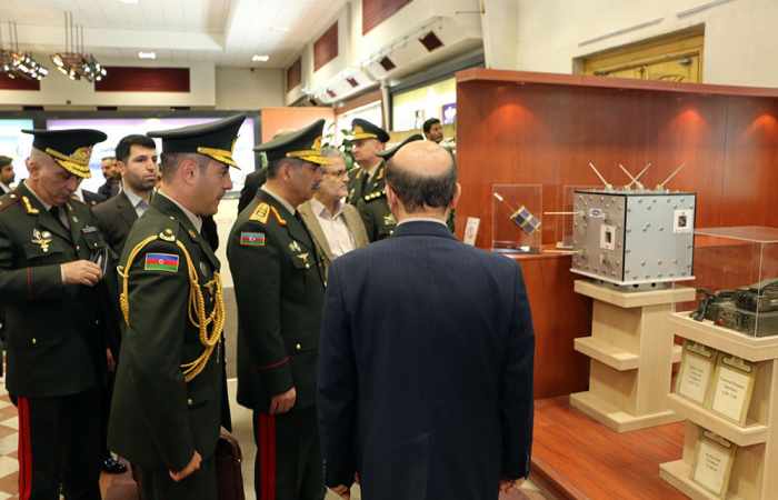 Aserbaidschanische Delegation besucht Ausstellung “Errungenschaften der iranischen Rüstungsindustrie“